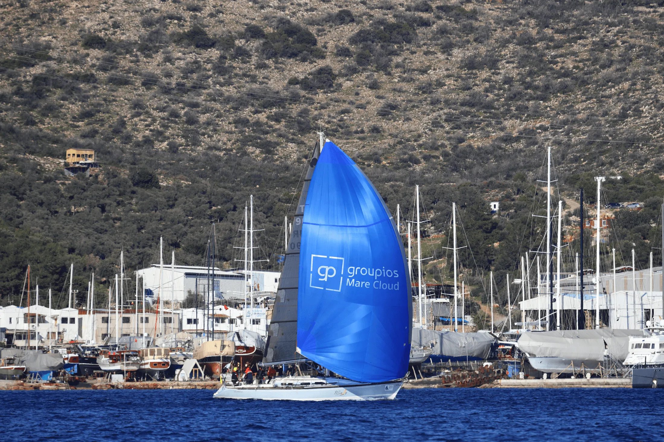 Segelboot mit groupios Mare Cloud Spinnaker in einer Marina